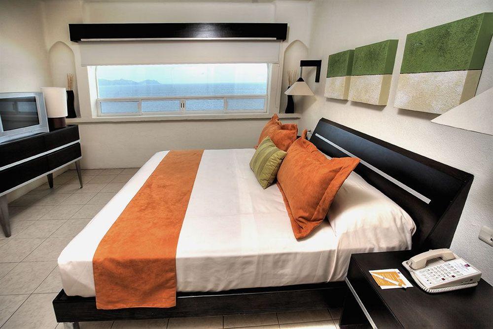 Camino Real Manzanillo Hotel Exterior photo