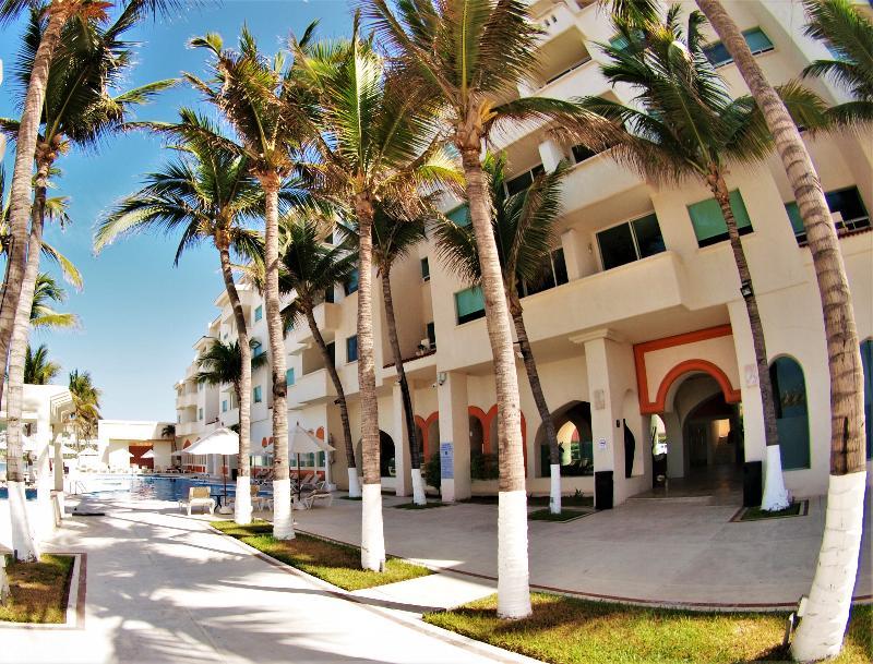Camino Real Manzanillo Hotel Exterior photo